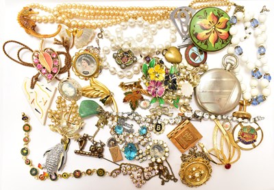 Lot 902 - Various items of costume jewellery to include...