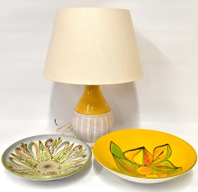 Lot 514 - Various items of studio pottery, to include a...