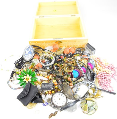 Lot 904 - Various items of costume jewellery, to include...