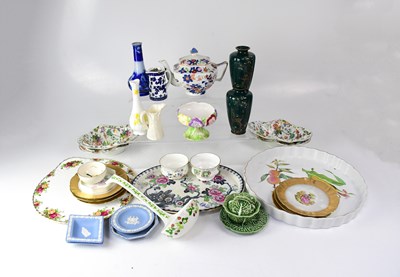 Lot 559 - A mixed lot of ceramics to include a large...