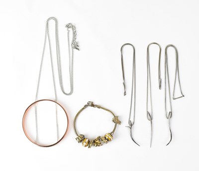 Lot 888 - Five items of contemporary silver jewellery...