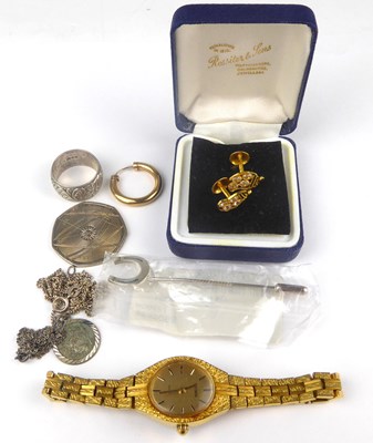 Lot 889 - Various items of jewellery to include a ladies'...