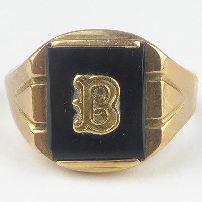 Lot 830 - A gentlemen's 10k signet ring with black onyx...