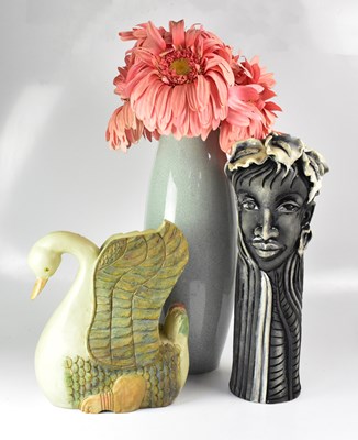 Lot 520 - A small mixed lot of ceramics comprising a...