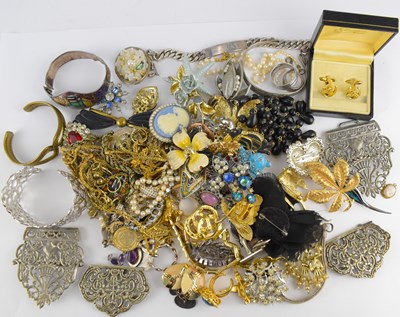 Lot 896 - Various items of costume jewellery to include...