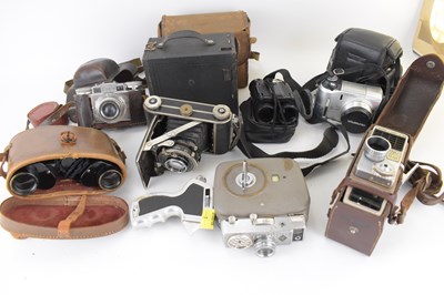 Lot 699 - A collection of various vintage cameras,...