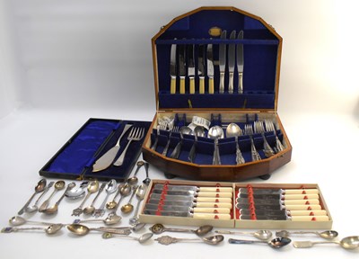 Lot 725 - A part cutlery set in wooden box, a cased set...