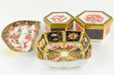Lot 466 - ROYAL CROWN DERBY; three Imari decorated...