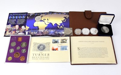 Lot 795 - A small mixed lot of commemorative coins,...