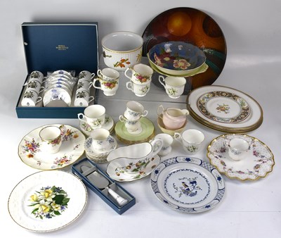 Lot 553 - A small mixed lot of ceramics to include...