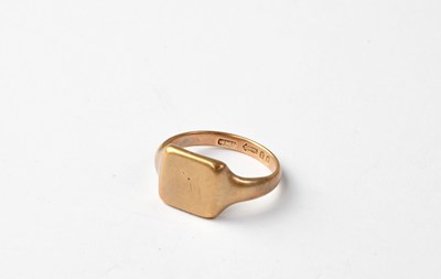 Lot 1058 - A vintage 9ct rose gold gentlemen's signet ring
