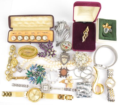 Lot 1025 - Various items of costume jewellery, to include...