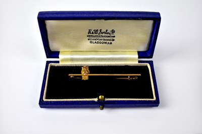 Lot 901 - A 9ct gold owl bar brooch