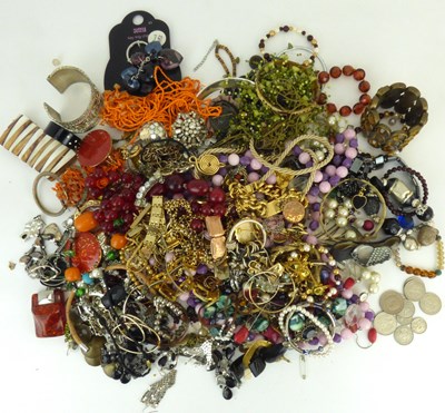 Lot 871 - A large quantity of various mixed, mostly modern costume jewellery