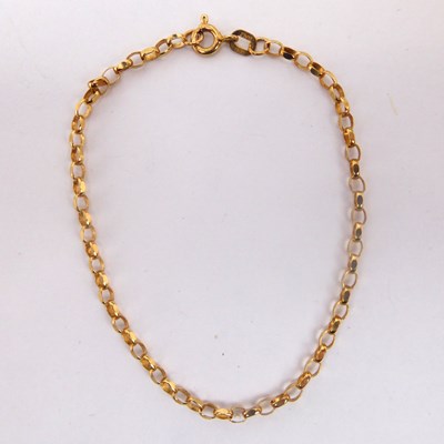 Lot 913 - A 9ct gold dainty belcher link bracelet