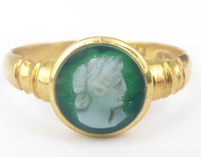 Lot 1002 - A vintage 18ct gold intaglio ring in the Roman style