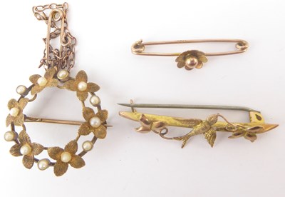 Lot 906 - Three brooches