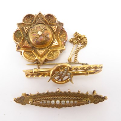 Lot 908 - Three Victorian 9ct gold brooches