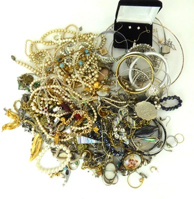 Lot 866 - A good quantity of modern and vintage costume jewellery