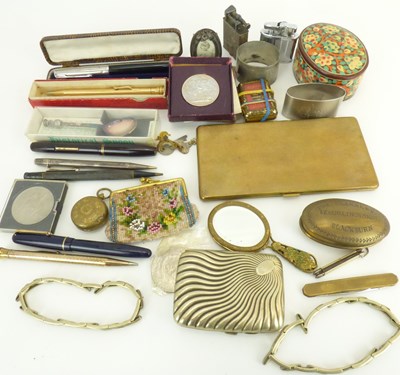 Lot 186 - Various mixed collectibles to include fountain pens