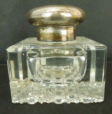 Lot 687 - A large 19th century cut glass inkwell
