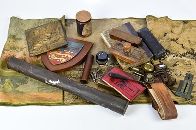 Lot 1370 - A small mixed lot of collectors’ items to...