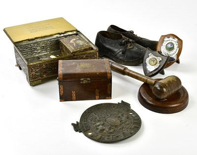 Lot 1362 - A mixed lot of collectors’ items to include a...