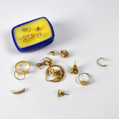 Lot 946 - A quantity of yellow metal and gold jewellery