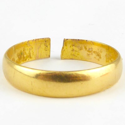 Lot 807 - A 22ct gold wedding band, size N, approx. 3.9g.
