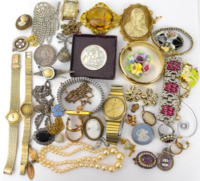 Lot 1033 - Various items of vintage costume jewellery, to...