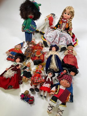 Lot 79 - A group of various dolls including an Armand...