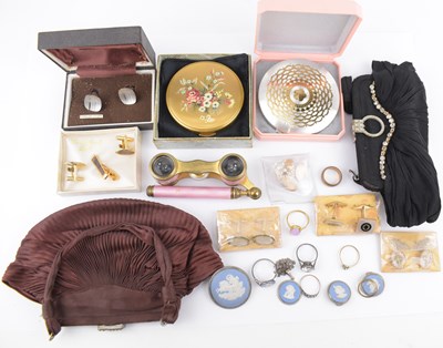 Lot 1023 - Mixed vintage costume jewellery to include...