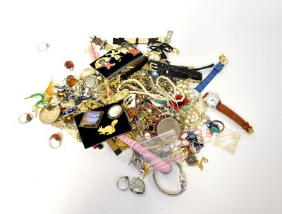 Lot 842 - A mixed quantity of costume jewellery