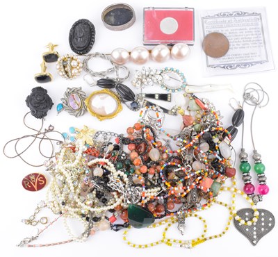 Lot 1012 - Various items of costume jewellery to include...