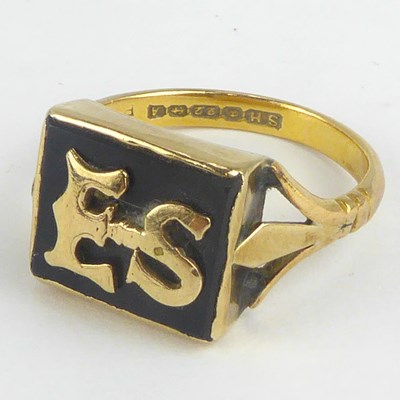 Lot 806 - A 22ct rose gold ring with black panel and...