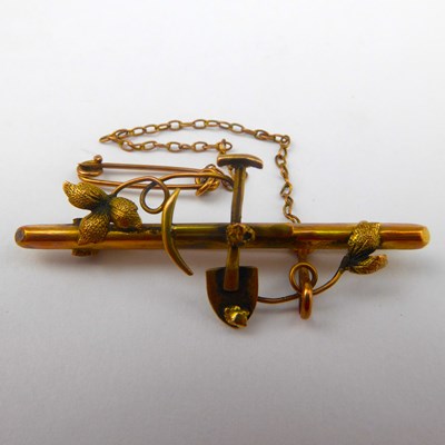 Lot 924 - A Victorian 9ct gold bar brooch with gold rush...