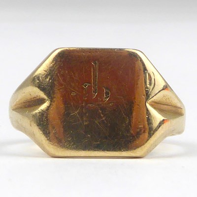 Lot 873 - A 9ct gold signet ring with worn initials to...