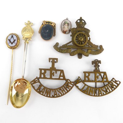 Lot 1001 - Various mixed collectibles to include a 9ct...