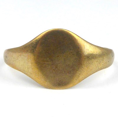 Lot 884 - A 9ct gold signet ring with worn initials to...
