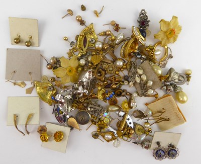 Lot 974 - A mixed quantity of gold and other earrings.