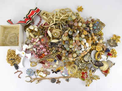 Lot 1020 - A quantity of modern, vintage and antique...