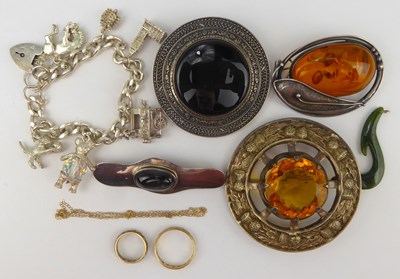 Lot 1000 - Various items of jewellery to include a 9ct...