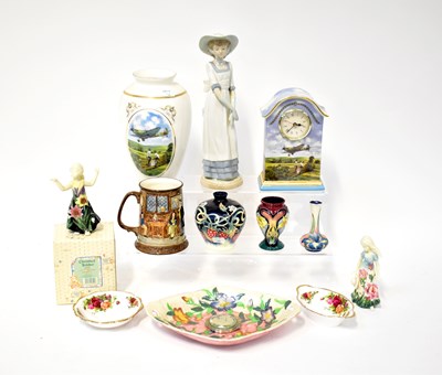 Lot 263 - A group of mixed ceramics