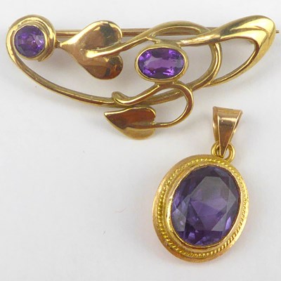 Lot 984 - An oval cut amethyst pendant in 14ct gold...