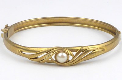 Lot 909 - A vintage 9ct gold hinged bracelet with...