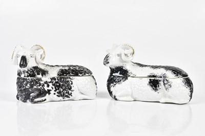 Lot 5370 - A pair of Russian Kuznetsov porcelain boxes...
