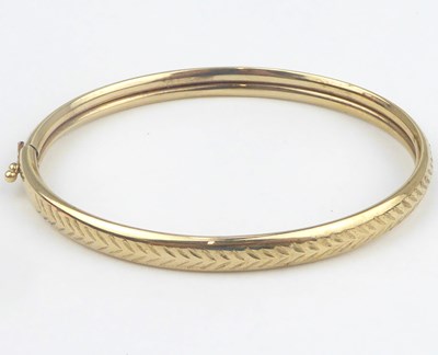 Lot 911 - A vintage 9ct gold hinged bracelet with...