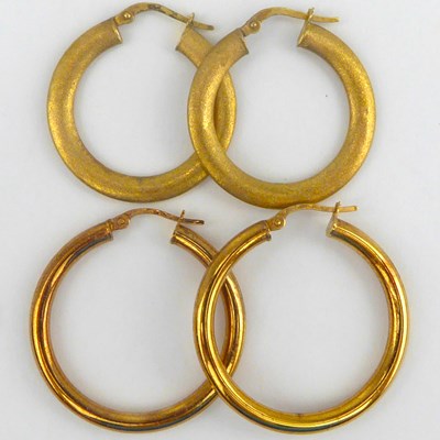 Lot 969 - Two pairs of 9ct gold hollow hoop earrings,...