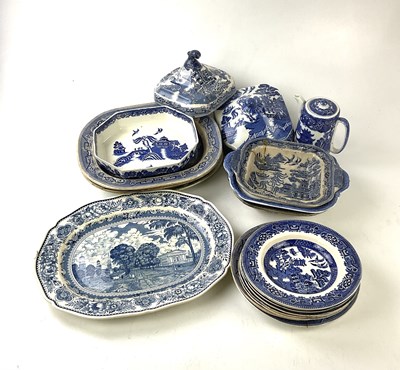 Lot 5421 - A quantity of various blue and white ceramics...