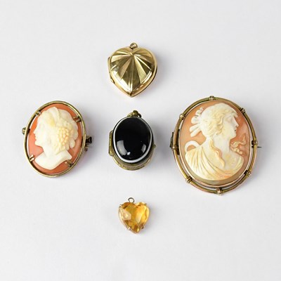 Lot 1003 - A small collection of jewellery, comprising...
